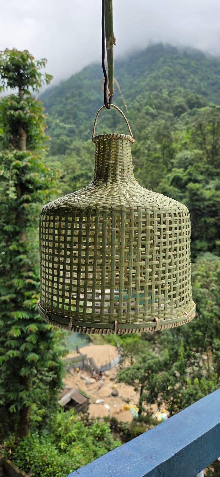 Bamboo pendant lampshade with fine lattice body