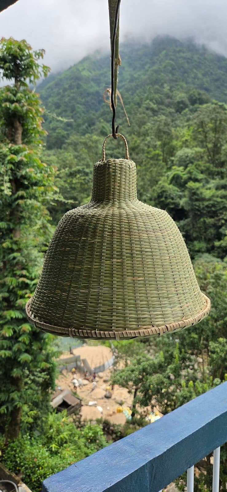 Bell pendant shade with reinforced woven rim